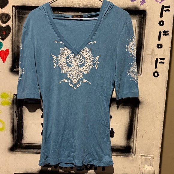 Seven7 Teal V-Neck Top with White Design - Picture 1 of 6